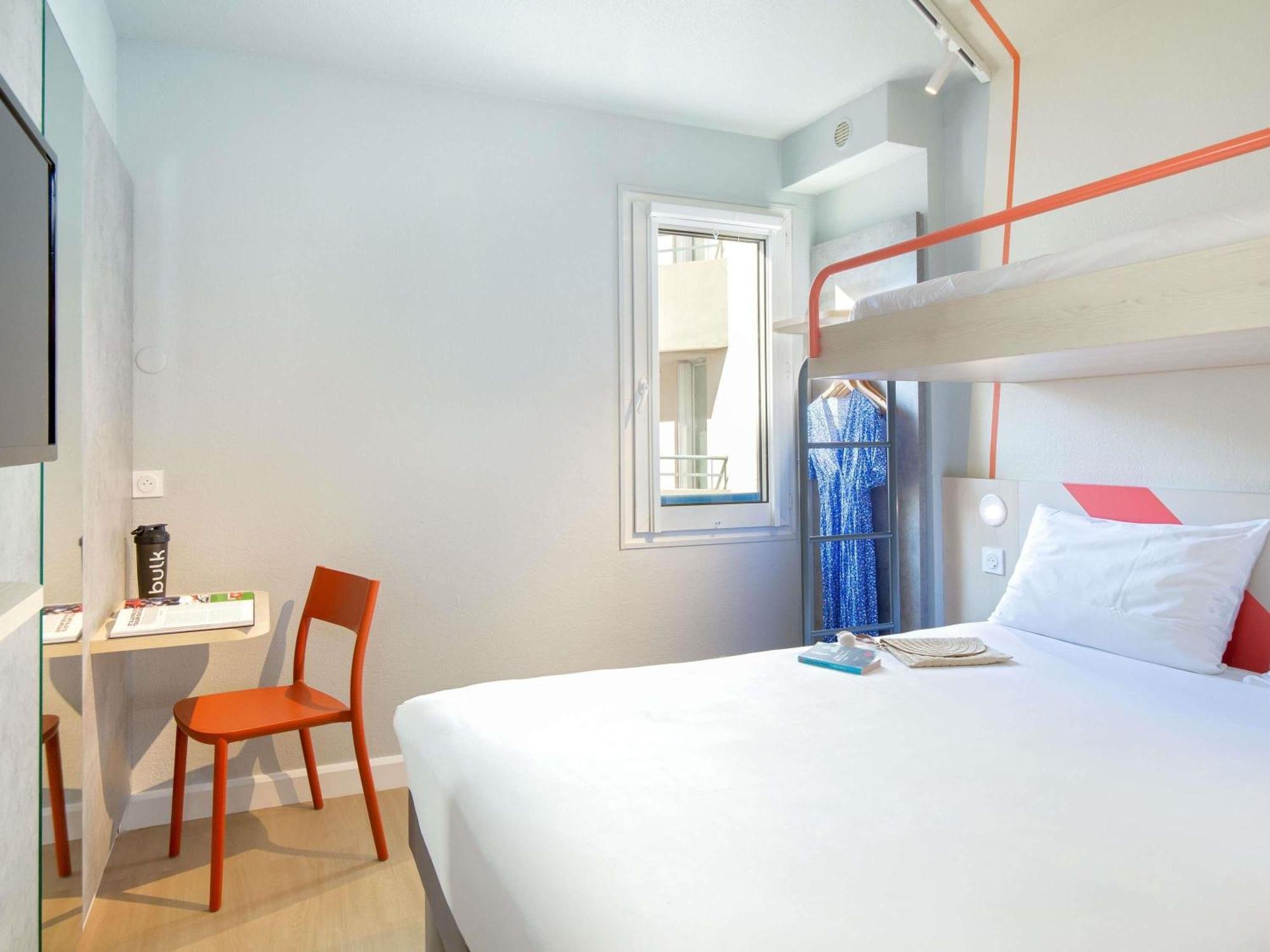 Chambre Familiale avec 1 Lit Double et 2 Lits Simples